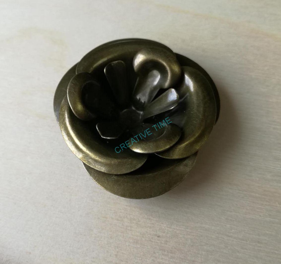 Kovová dekorácia kvet ruža starobronz  4 cm